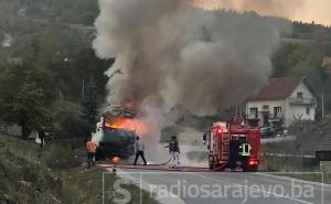 Duge kolone vozila na putu Podromanija-Sarajevo: Zapalio se kamion, vatrogasci na terenu
