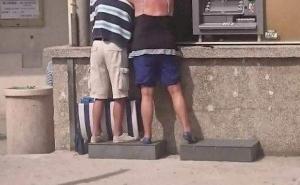 Pogledajte urnebesnu scenu iz Baške Vode: Koristili su bankomat i postali hit...