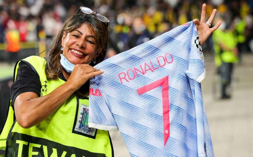 Ronaldo 'nokautiranoj' zaštitarki nakon meča poklonio dres 