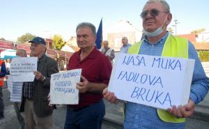 Penzioneri protestvovali u Tuzli: "Naša muka - Fadilova bruka!"