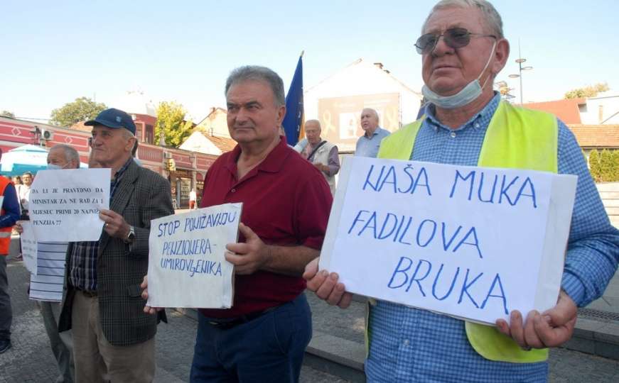 Penzioneri protestvovali u Tuzli: "Naša muka - Fadilova bruka!"