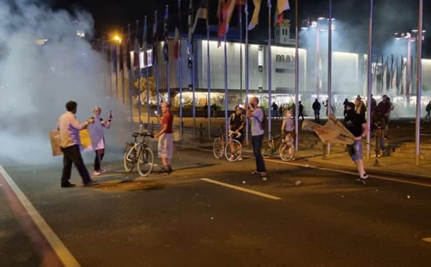 Burna noć u Ljubljani: Padaju baklje na zgradu Parlamenta