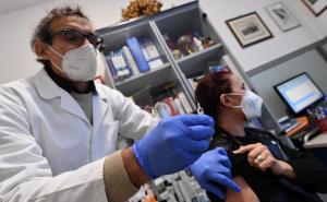 U Francuskoj suspendirano 3000 medicinskih radnika koji nisu imunizirani