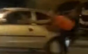 Pravi haos u bh. gradu: Uhvatio pješaka za ruku i vukao ga u automobilu 