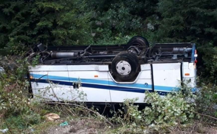 Teška nesreća u BiH: Autobus sletio sa ceste, 16 osoba povrijeđeno