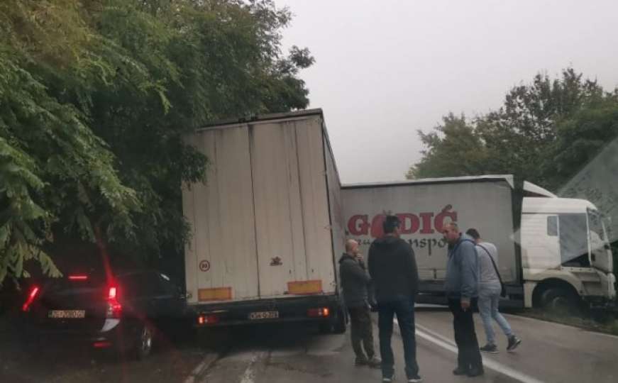 Obustavljen saobraćaj na bh. cesti: Kamion izazvao haos
