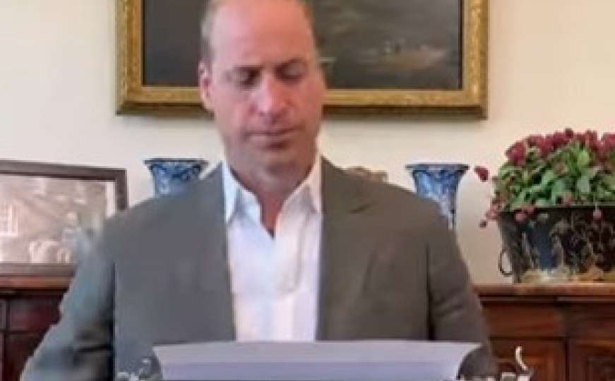 Princ William u uredu drži fotografiju koja rastužuje