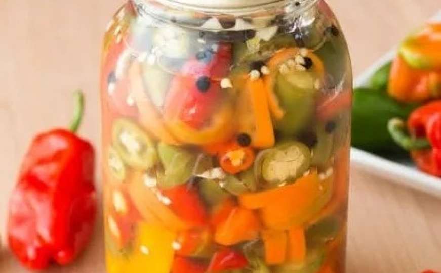 Omiljena zimnica: Pripremite kisele paprike za tren - bez konzervansa