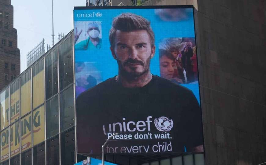 Poruka Davida Beckhama o važnosti vakcinisanja 'osvanula' na Times Squareu 