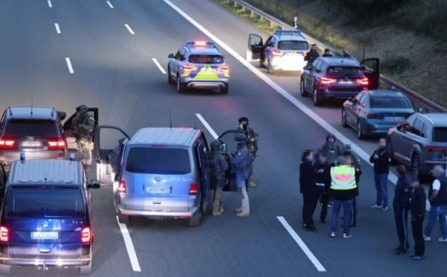 Talačka kriza u Njemačkoj: Naoružani Balkanac drži taoce u autobusu