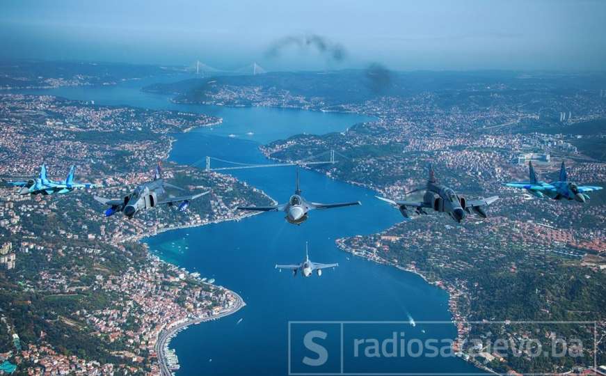 Vojni avioni Turske i Azerbejdžana izveli let iznad Bosfora 