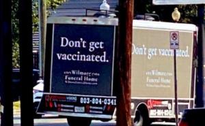 Ulicama kruži kamion s reklamom pogrebnog društva: "Nemojte se vakcinisati"