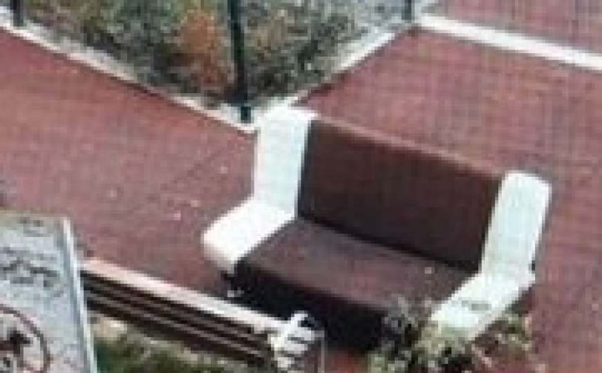 Sarajevo: Rubrika 'vjerovali ili ne' - bacili stari kauč na dječije igralište
