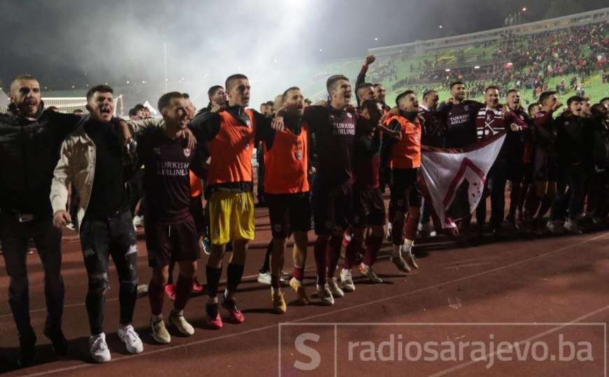 Veliko slavlje igrača i navijača FK Sarajevo nakon utakmice 