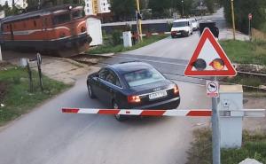 Nesavjesni vozač: Pokušao preći preko pruge pa ostao 'zarobljen' između rampi