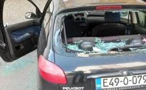 Sjekirom polupao vozilo u kojem su bile djevojke: "Zatvorile su se i vikale..."