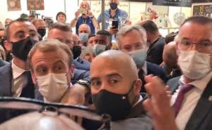 Tokom posjete Lyonu, Emmanuel Macron pogođen jajetom na sajmu