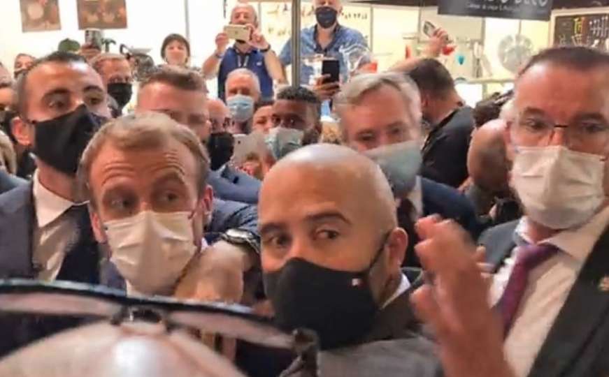 Tokom posjete Lyonu, Emmanuel Macron pogođen jajetom na sajmu