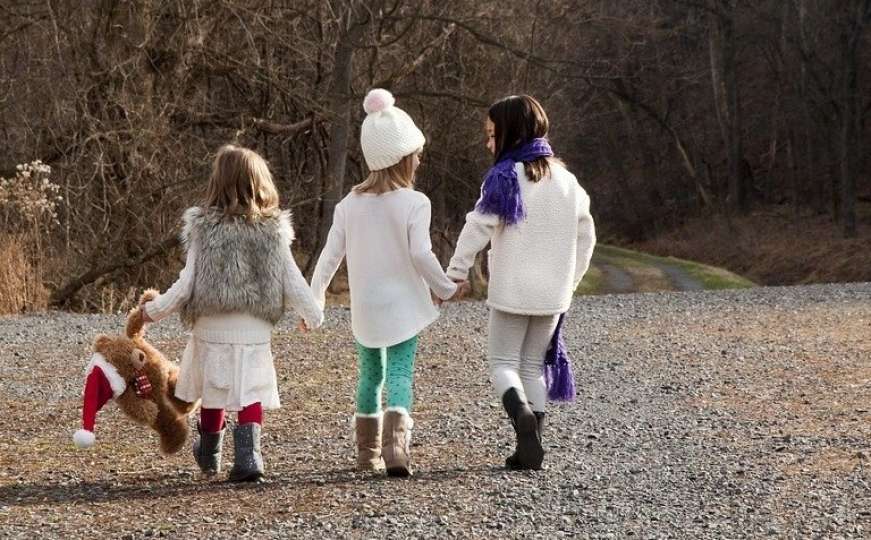 Djevojčica (4) danima brinula o mlađim sestrama nakon što im je otac preminuo 