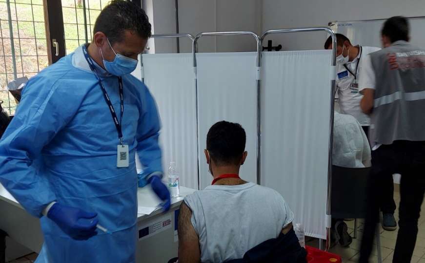 Počela vakcinacija migranata u prihvatnom centru Ušivak