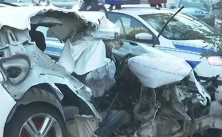 Strašni prizori saobraćajne nesreće u Beogradu: Na putu smrskano vozilo