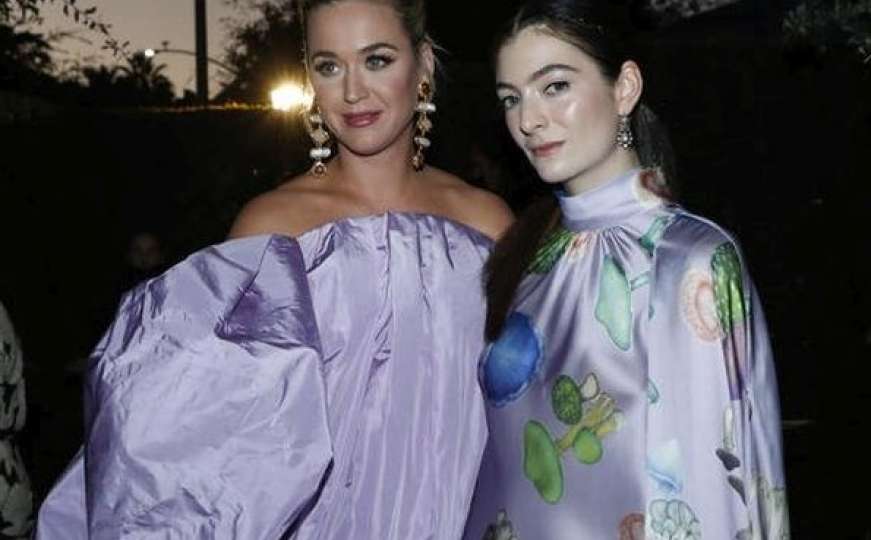Katy Perry se pojavila u haljini koju niko ne razumije: "Zamotala se u poplun"