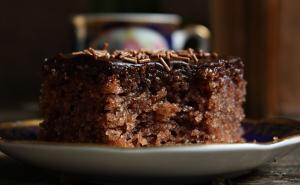 "Crnac bez jaja": Recept za popularni kolač koji svima uspijeva iz prve