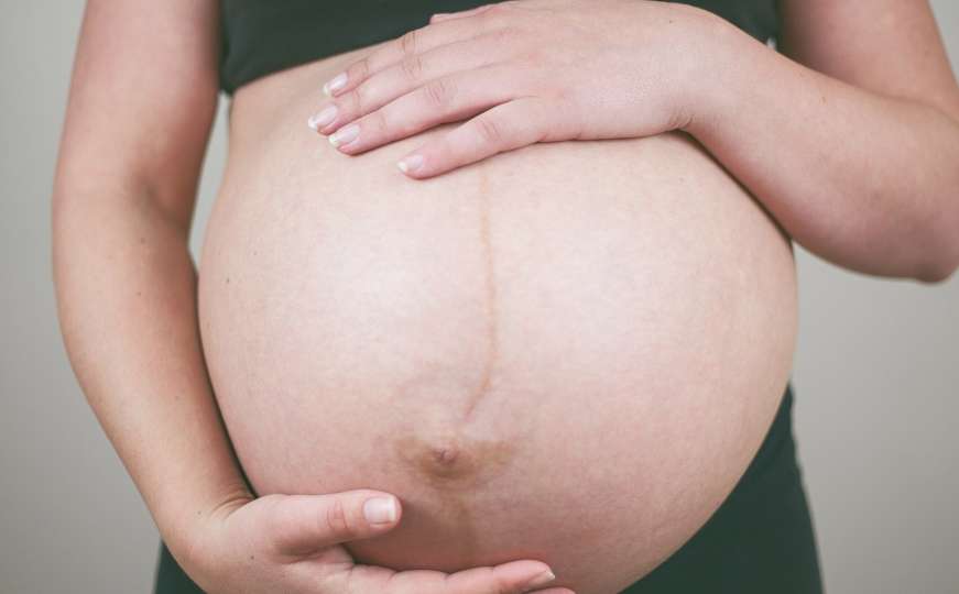 Divna priča iz Opće bolnice: Trudnica preboljela težak oblik COVID-19 i porodila se