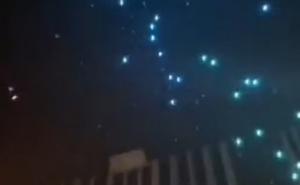 Zastrašujući snimci iz Kine: Više od 200 dronova padalo sa neba