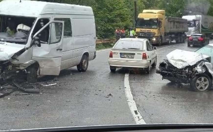 Težak udes u BiH, saobraćaj obustavljen