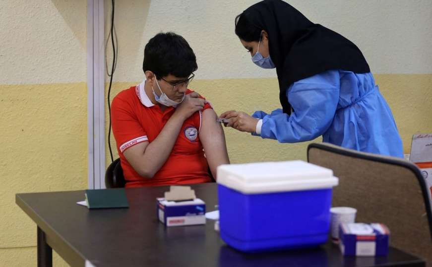 Iran počeo vakcinaciju učenika protiv koronavirusa