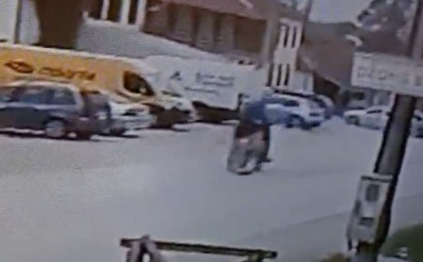Uznemirujuće: Srbijanski mediji objavili video kako motociklista udara ženu