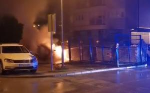 Izgorjela dva vozila u BiH: Vatra se proširila i na drugi automobil