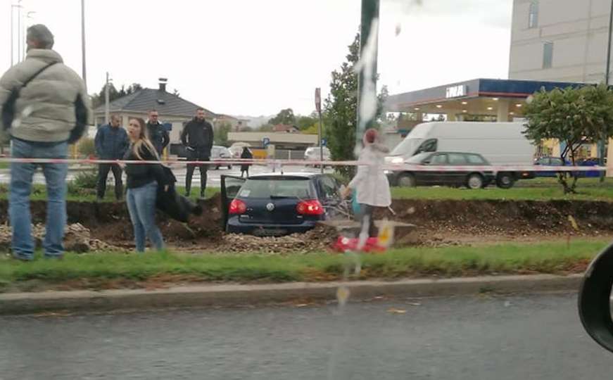 Nesreća u Sarajevu: Nakon sudara, vozač s Golfom upao u "rupu"