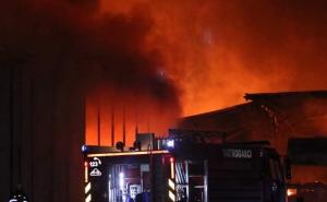 Požar u Srebreniku ugašen jutros: Povrijeđena dva vatrogasca, trovanje kod građanina