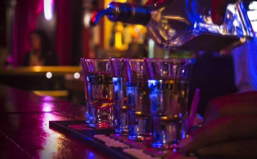 Smrtonosno trovanje: Pili švercovani alkohol, preminulo 18 ljudi