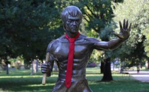 Zašto su biste bh. nobelovaca, kao i Brucea Leeja, ukrašene crvenim kravatama