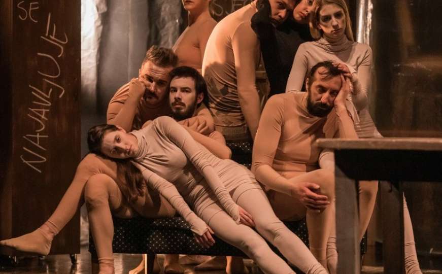 Predstava "Kreketanje" na sceni Narodnog pozorišta Tuzla