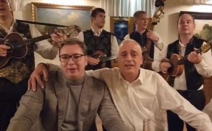 Pogledajte snimak: Danas je i Vučić zapjevao