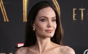 Svi pričaju o neobičnom nakitu Angeline Jolie - koji je nosila preko brade 