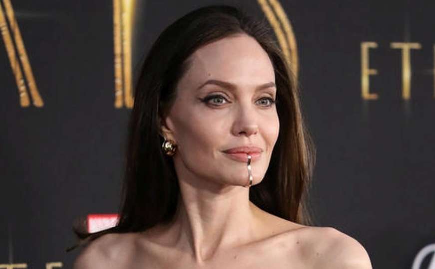 Svi pričaju o neobičnom nakitu Angeline Jolie - koji je nosila preko brade 