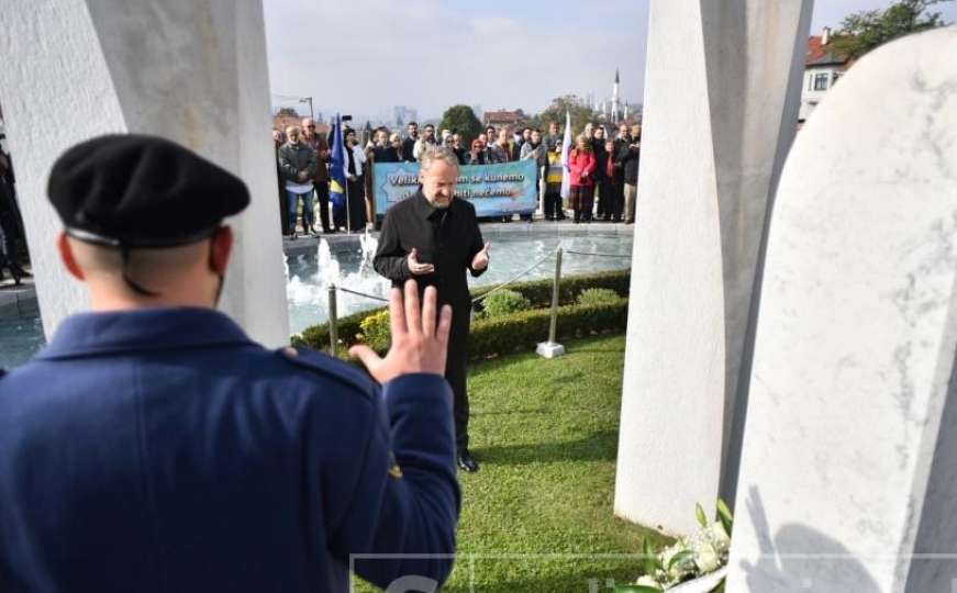 Porodica, prijatelji i građani odali počast Aliji Izetbegoviću na mezarju