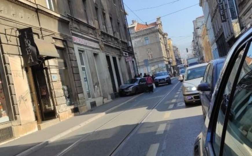 Udes u centru Sarajeva: Vozilom se preko šina popeo na trotoar i udario u zid