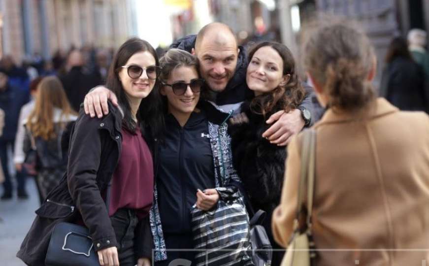 U Sarajevu su danas svi raspoloženi: Lijepe žene, zagrljaj i šetnja