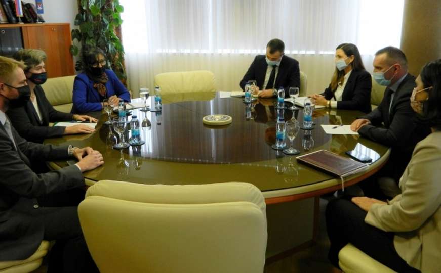Dok se Dodik žali na Ambasadu, Lukač sa Amerikancima u Banjoj Luci