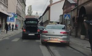 Zbog saobraćajne nesreće u centru Sarajevu, dvije osobe prevezene na KUM