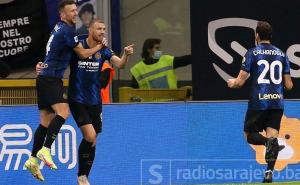 Poslušajte kako čitav stadion skandira ime Edina Džeke nakon gola Juventusu!