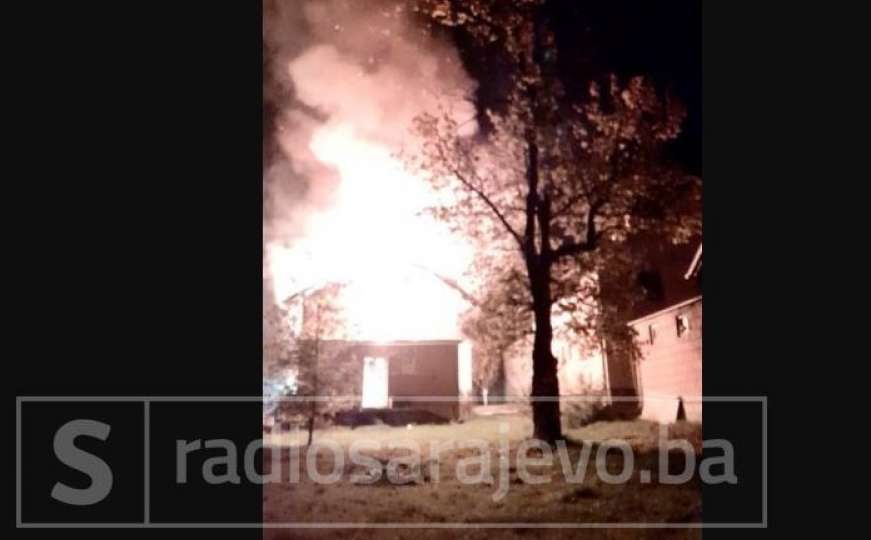 Požar u Hadžićima: Gori porodična kuća, vatrogasci na terenu