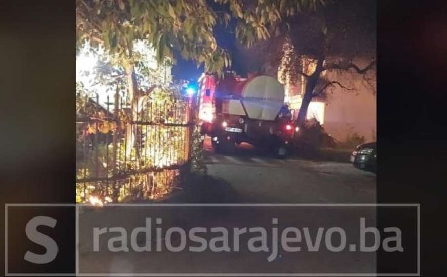 Drama u Hadžićima: Izgorjela kuća Džemile Čović, stigla i policija