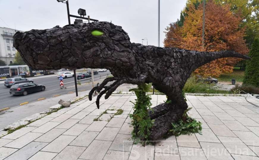 Sarajevo dobilo dinosaurusa: napravljen je od ćumura i ima prevažnu poruku za nas